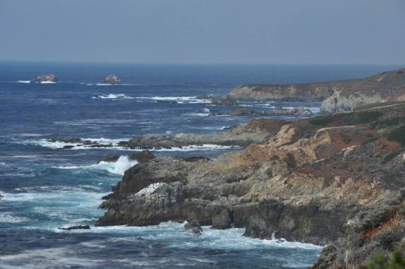 O belo e dramático litoral do Big Sur, ao sul de Carmel, na costa da Califórnia, nos Estados Unidos